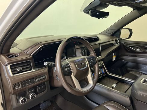 Used 2023 GMC Yukon Denali w/ Denali Reserve Package image 4