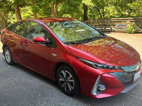 Used 2018 Toyota Prius Prime Advanced FWD image 2