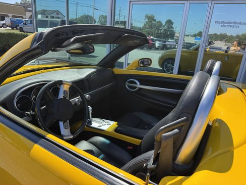 Used 2004 Chevrolet SSR w/ Preferred Equipment Group RWD image 6