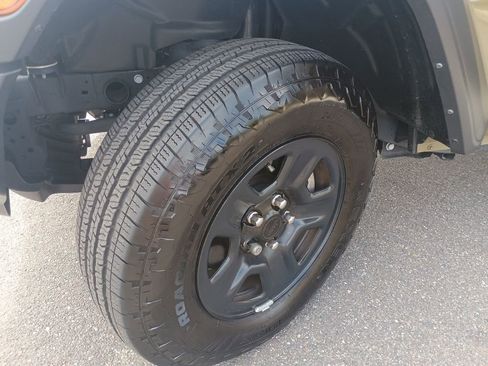 Used 2025 Jeep Wrangler Sport AWD/4WD image 9