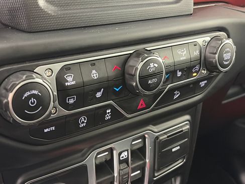 Used 2018 Jeep Wrangler Unlimited Rubicon w/ Cold Weather Group AWD/4WD image 21