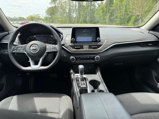 Used 2025 Nissan Altima 2.5 SV FWD image 10