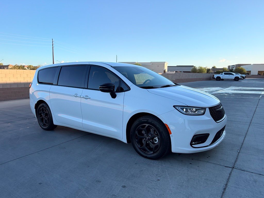 Used 2023 Chrysler Pacifica Limited w/ S Appearance Package FWD image 5