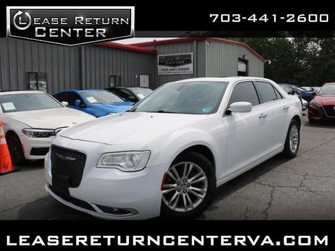 Used 2017 Chrysler 300 C RWD image 1