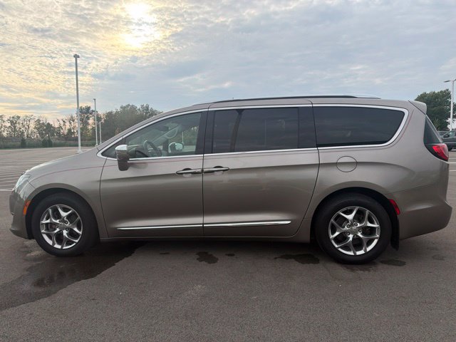 Used 2017 Chrysler Pacifica Limited FWD image 16