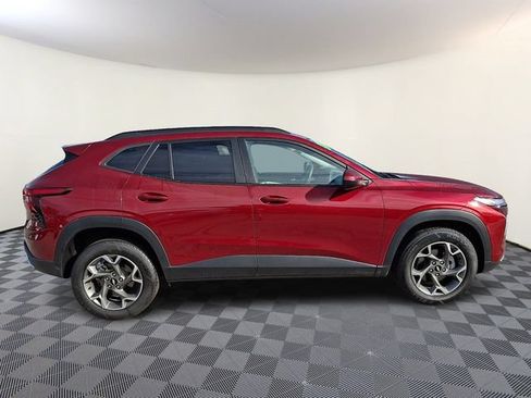 Used 2025 Chevrolet Trax LT FWD image 7