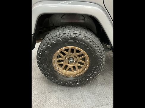 Used 2017 Jeep Wrangler Unlimited Sahara w/ Connectivity Group AWD/4WD image 37