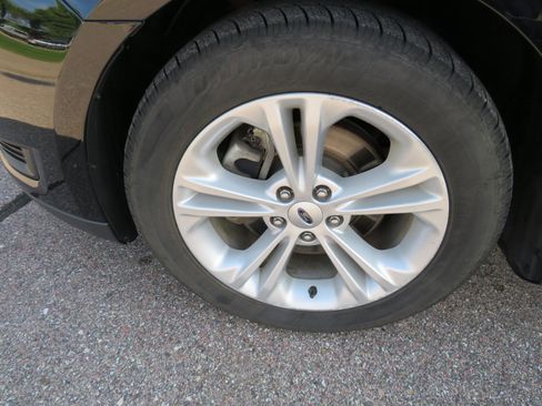 Used 2017 Ford Taurus SE image 2