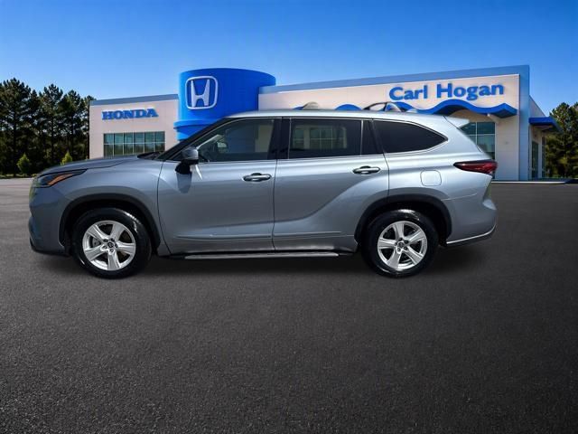 Used 2021 Toyota Highlander LE FWD image 6