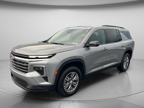 Used 2025 Chevrolet Traverse LT w/ Driver Confidence Package AWD/4WD image 3