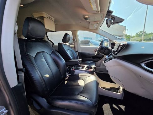 Used 2017 Chrysler Pacifica Touring-L FWD image 6