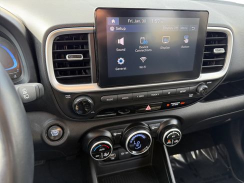 Used 2024 Hyundai Venue SEL image 12