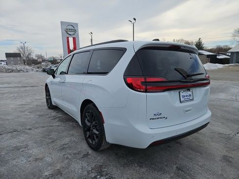 New 2026 Chrysler Pacifica Select image 4
