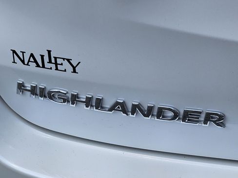 Certified 2019 Toyota Highlander XLE FWD image 32