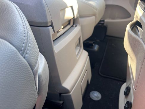 Used 2015 Chrysler Town & Country Touring image 23