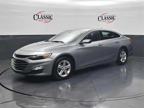 Used 2024 Chevrolet Malibu LT image 3
