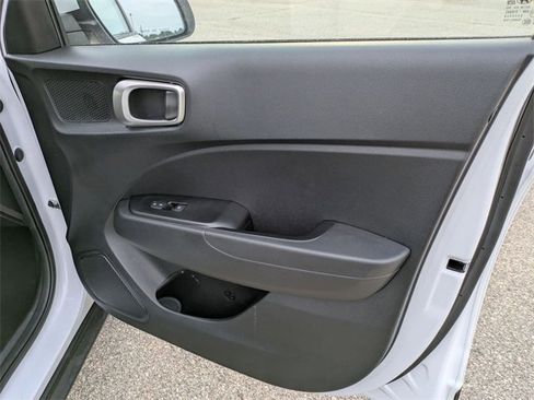 Used 2024 Hyundai Venue SEL image 31