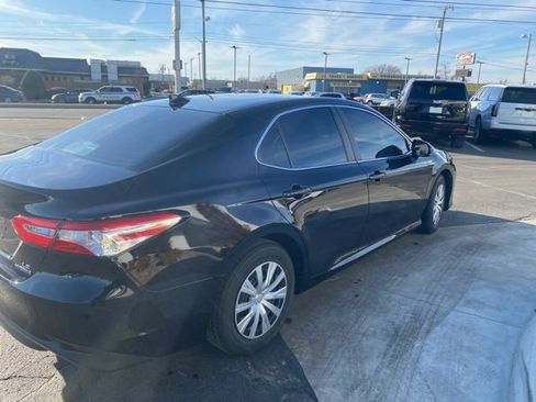Used 2019 Toyota Camry LE image 5