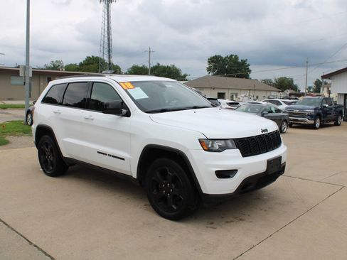 Used 2018 Jeep Grand Cherokee Laredo AWD/4WD image 2