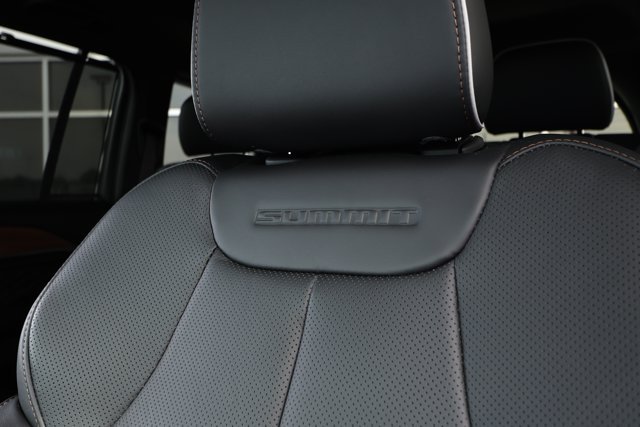 Certified 2026 Jeep Grand Cherokee Summit AWD/4WD image 30
