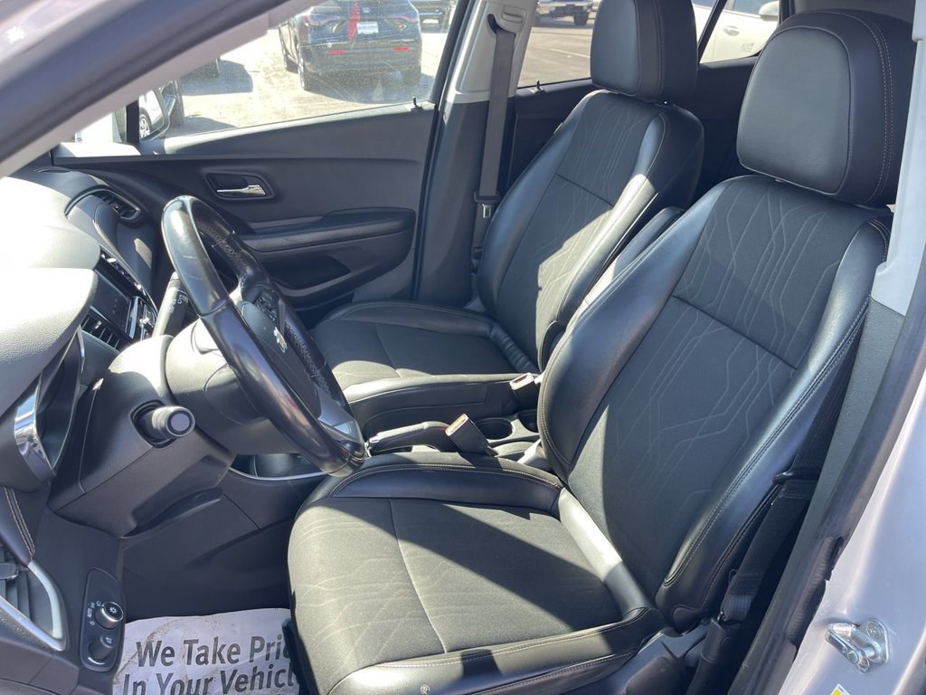 Used 2022 Chevrolet Trax LT w/ Driver Confidence Package AWD/4WD image 11