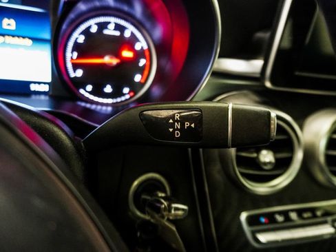 Used 2018 Mercedes-Benz GLC 300 4MATIC w/ Premium Package image 18