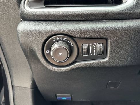 Used 2025 Chrysler Pacifica Limited FWD image 34