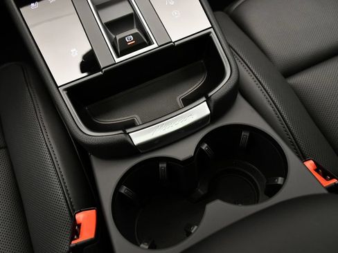Certified 2026 Porsche Macan AWD/4WD image 34