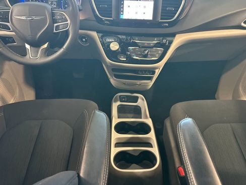 Used 2023 Chrysler Voyager LX FWD image 4