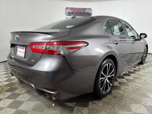 Used 2019 Toyota Camry SE image 3