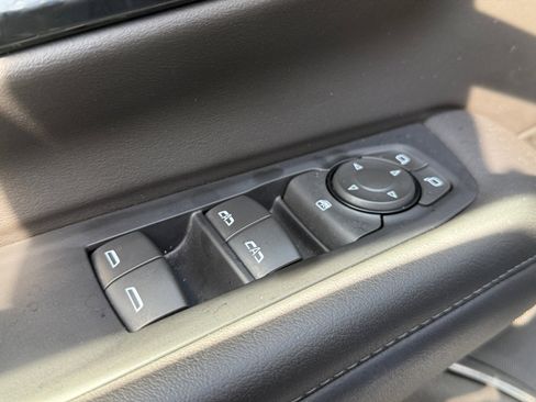 Used 2025 Chevrolet Suburban Z71 image 28