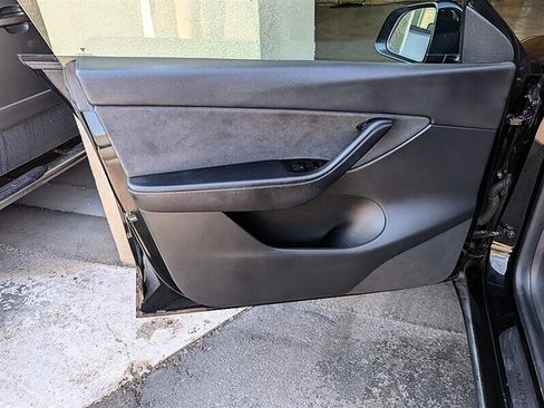 Used 2021 Tesla Model Y Long Range AWD/4WD image 18