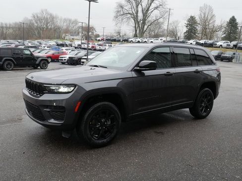 New 2025 Jeep Grand Cherokee Altitude image 10