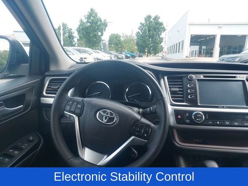 Used 2015 Toyota Highlander XLE AWD/4WD image 10