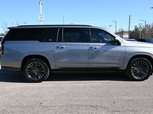 Used 2023 Cadillac Escalade ESV V image 13