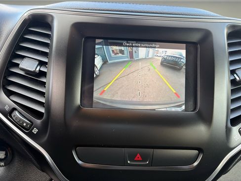 Used 2019 Jeep Cherokee Latitude Plus w/ Cold Weather Group image 25