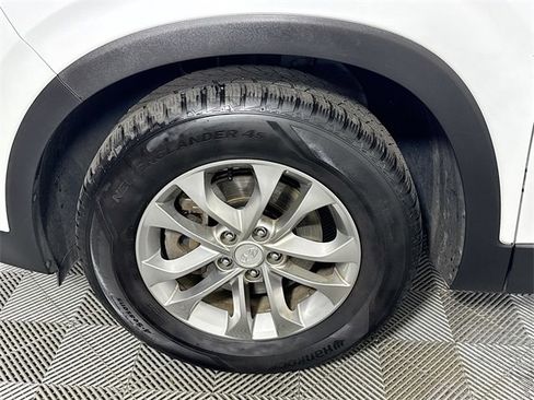 Used 2019 Hyundai Santa Fe SE image 4