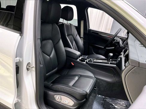 Used 2025 Porsche Macan AWD/4WD image 29