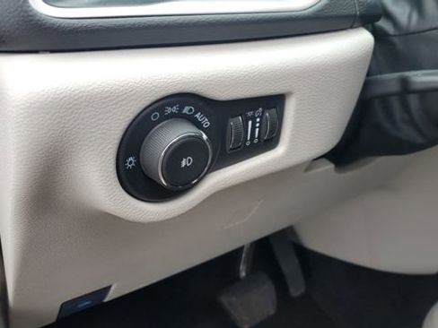 Certified 2024 Chrysler Pacifica Touring-L image 8