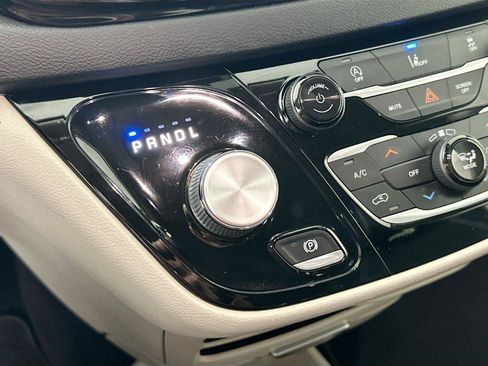 Used 2022 Chrysler Pacifica Touring-L FWD image 17