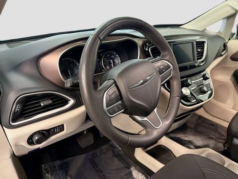 Used 2023 Chrysler Voyager LX FWD image 9