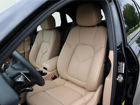 Used 2025 Porsche Macan AWD/4WD image 5