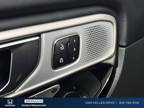 Used 2024 Ford Explorer Platinum w/ Technology Package AWD/4WD image 12