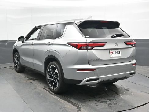 Used 2024 Mitsubishi Outlander SE AWD/4WD image 11