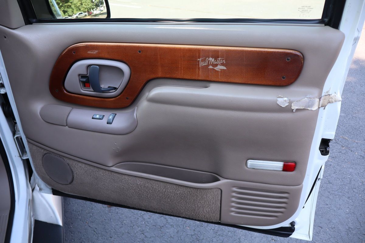 Used 1999 GMC Suburban 4WD w/ Convenience Group image 24