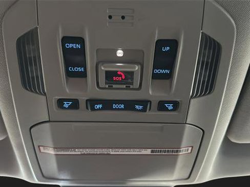 Used 2021 Toyota Highlander XLE AWD/4WD image 34