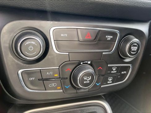 Used 2019 Jeep Compass Latitude w/ Cold Weather Group FWD image 32