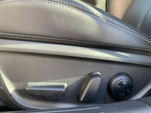 Used 2025 Genesis G70 2.5T image 23