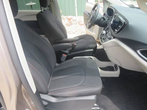 Used 2017 Chrysler Pacifica Touring FWD image 15