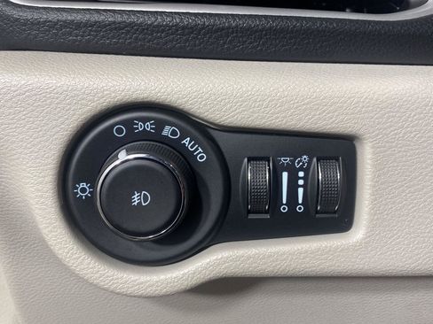 Used 2021 Chrysler Pacifica Touring-L w/ Uconnect Theater Family Group AWD/4WD image 19